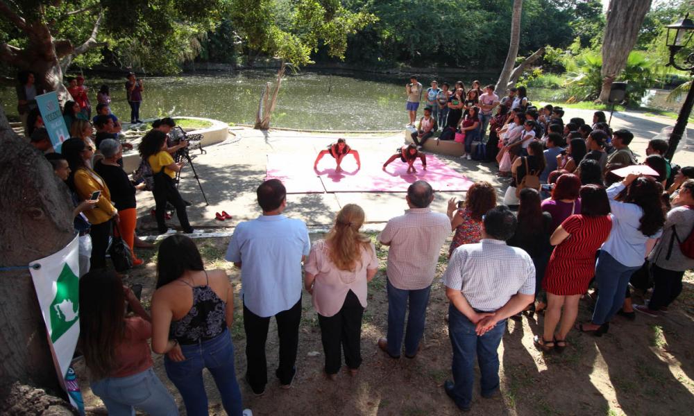 Instalan “Banca Roja” En Paseo del Lago CUCosta