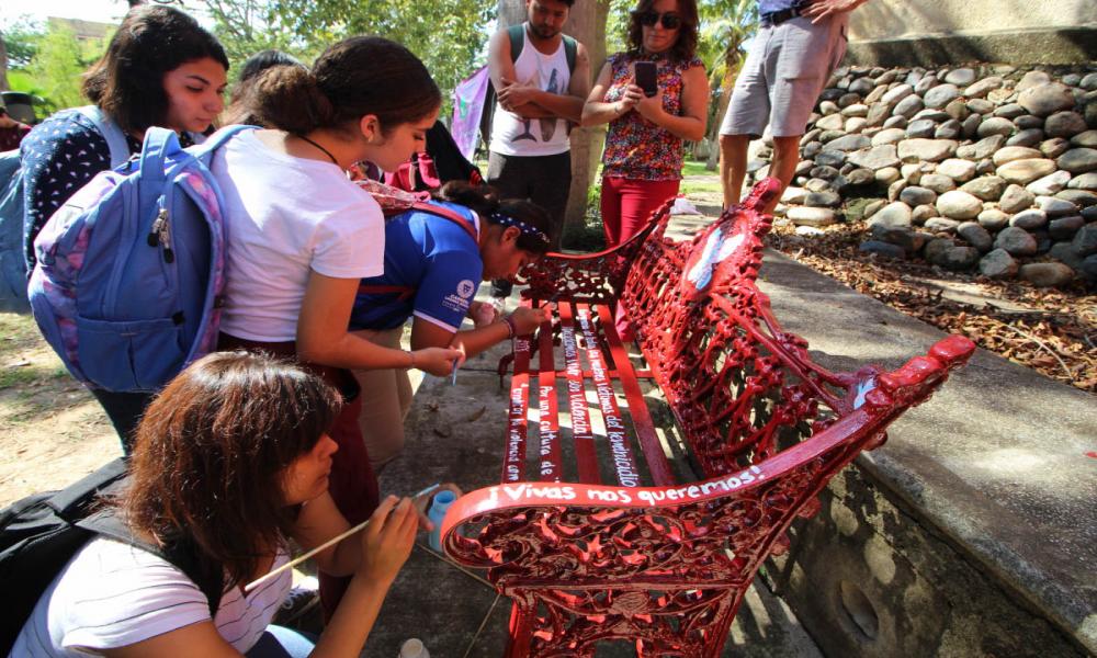 Instalan “Banca Roja” En Paseo del Lago CUCosta