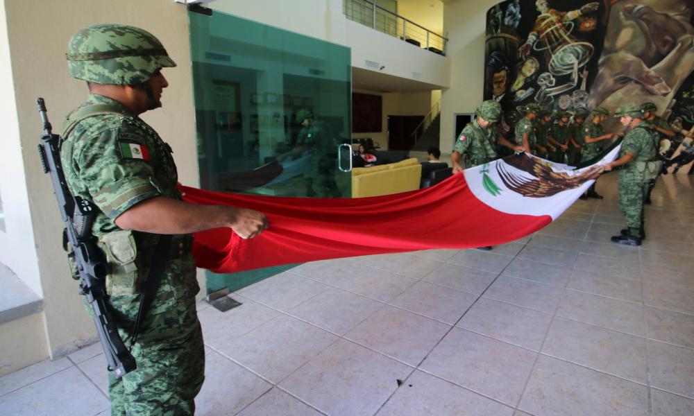  Incineran y Cambian Bandera Mexicana en el CUCosta