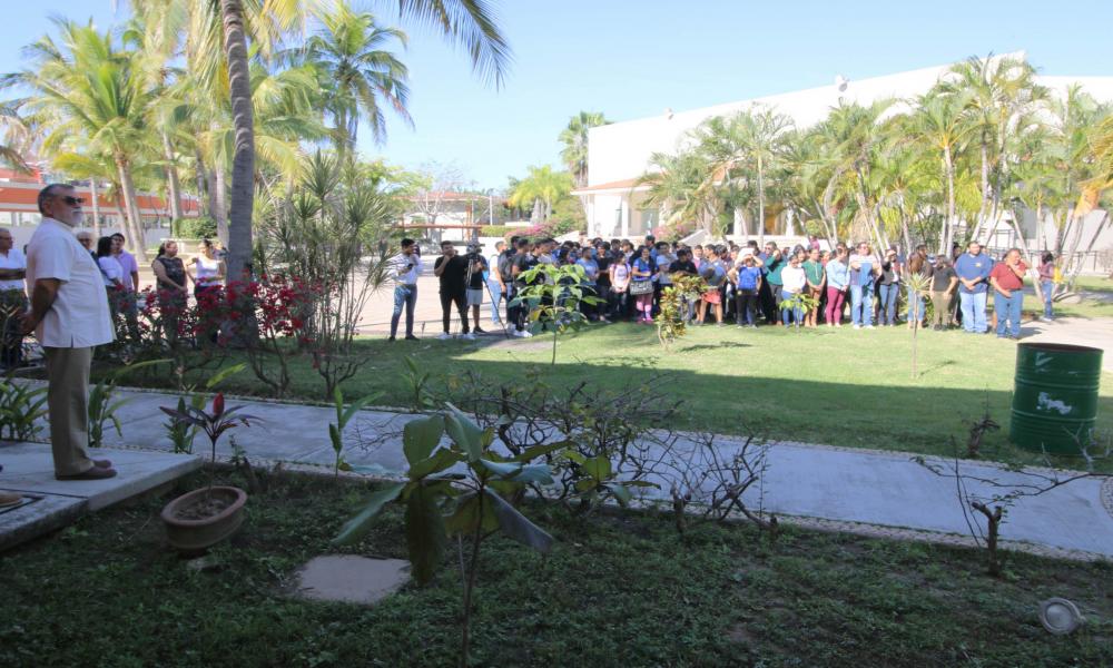  Incineran y Cambian Bandera Mexicana en el CUCosta