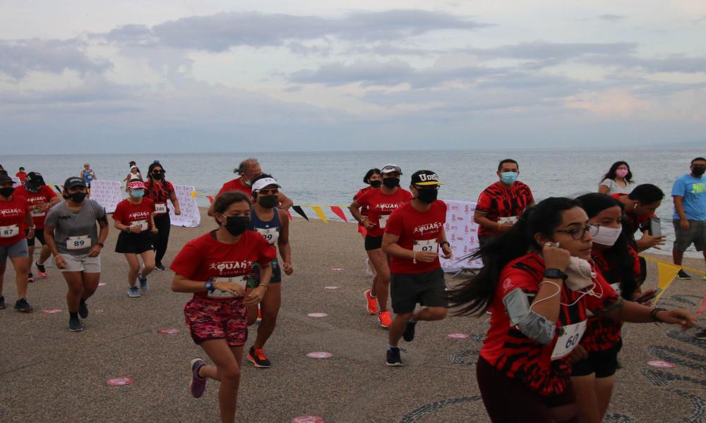 Rugieron corredores en la Quinta Carrera Leones Negros de Puerto Vallarta