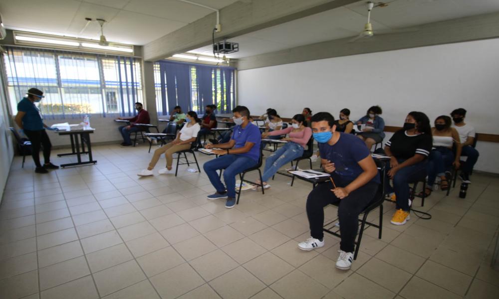 El 97 % egresados del CUCosta presentaron examen de CENEVAL