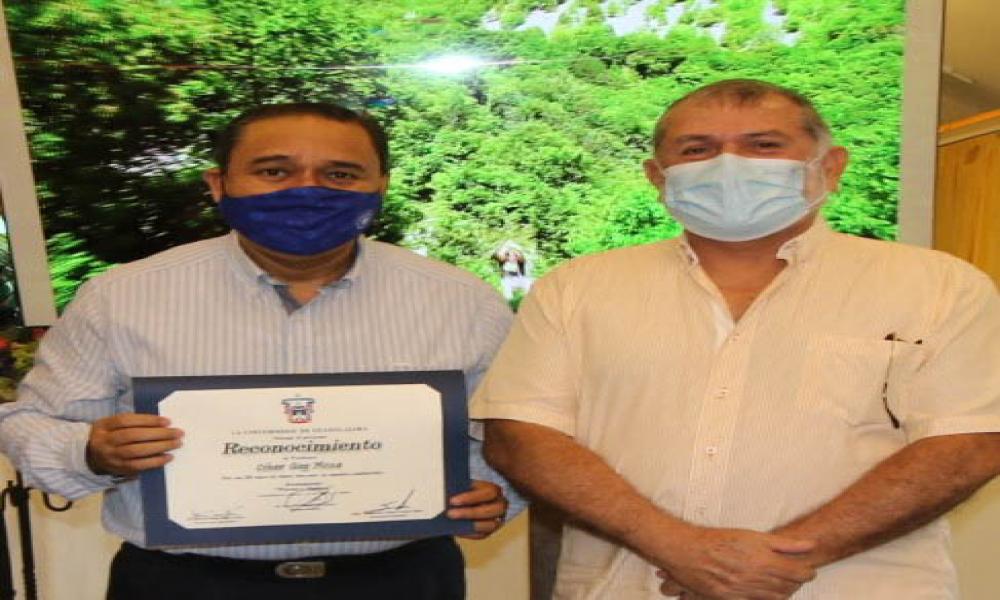 Reconocen a docentes por su trayectoria académica en CUCosta