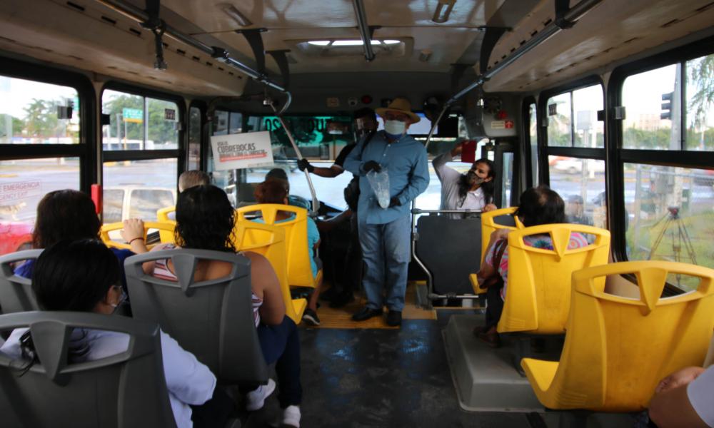 Entrega CUCosta 3,250 cubrebocas en cruceros viales de Puerto Vallarta