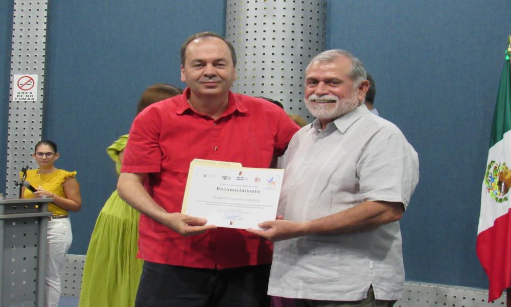 Entregan reconocimientos a agentes de paz en el Centro Universitario de la Costa