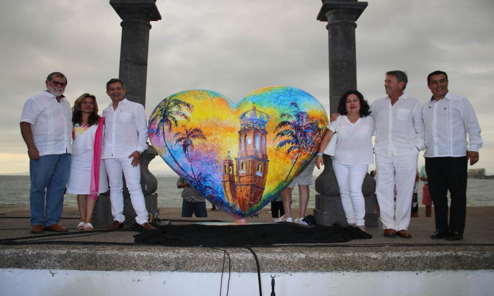 Inauguran Exposición de Arte “De corazón para el Mundo” un Total de 29 Corazones son Exhibidos en el Malecón Vallartense.