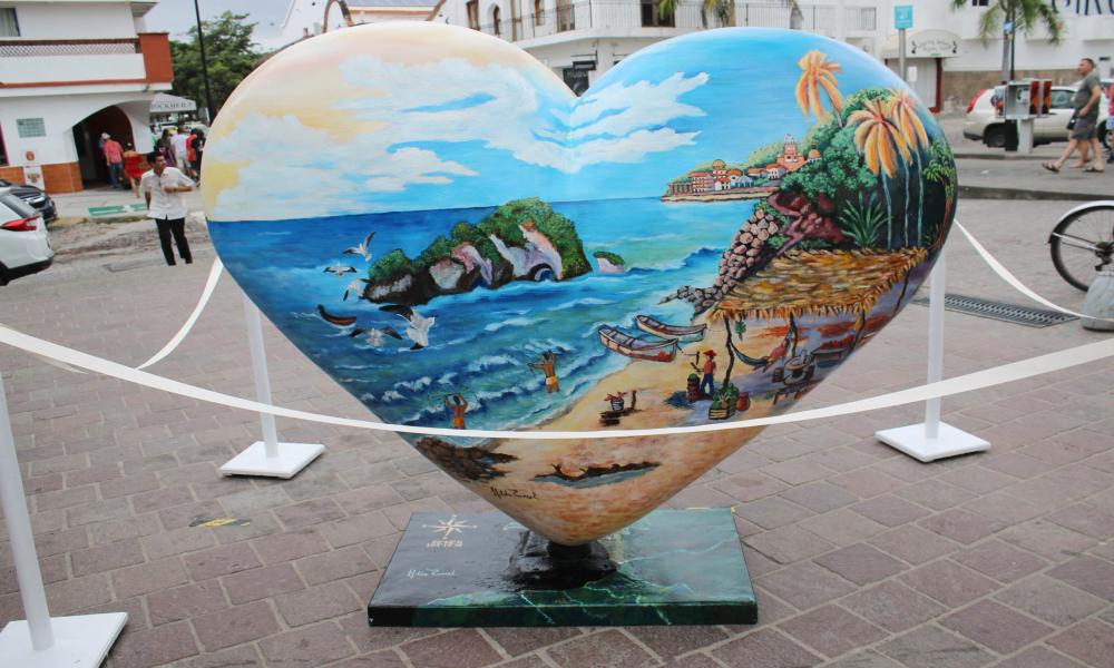 Inauguran Exposición de Arte “De corazón para el Mundo” un Total de 29 Corazones son Exhibidos en el Malecón Vallartense.