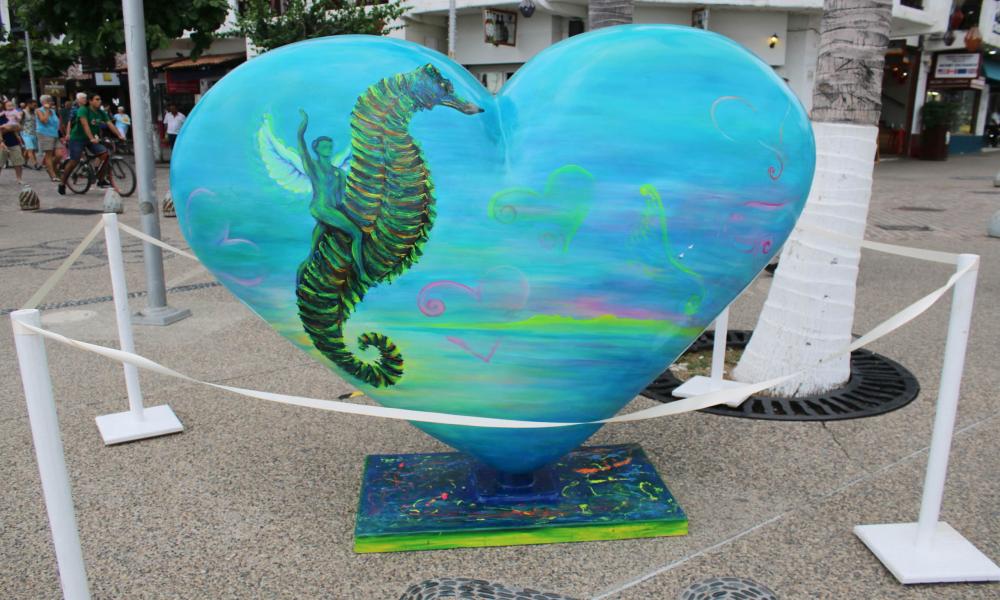 Inauguran Exposición de Arte “De corazón para el Mundo” un Total de 29 Corazones son Exhibidos en el Malecón Vallartense.