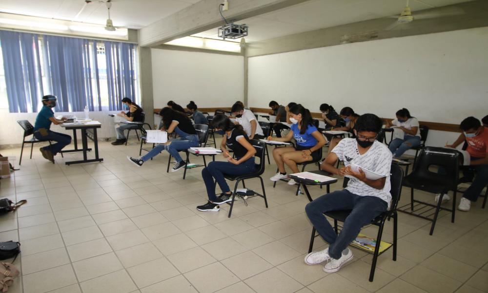 Aplican exámenes de admisión a 2,567 aspirantes en el CUCosta