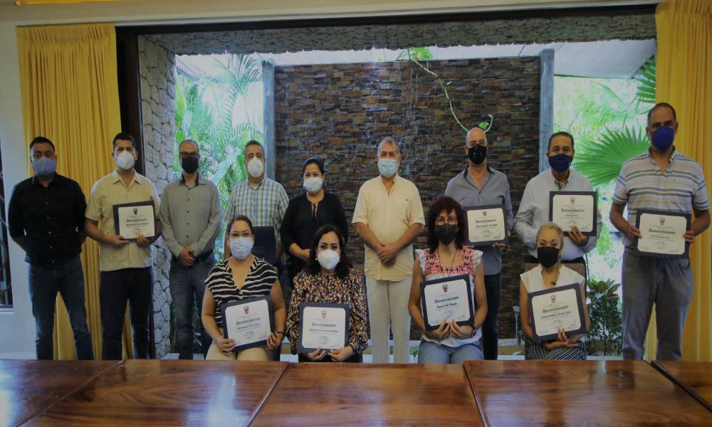 Reconocen a docentes por su trayectoria académica en CUCosta