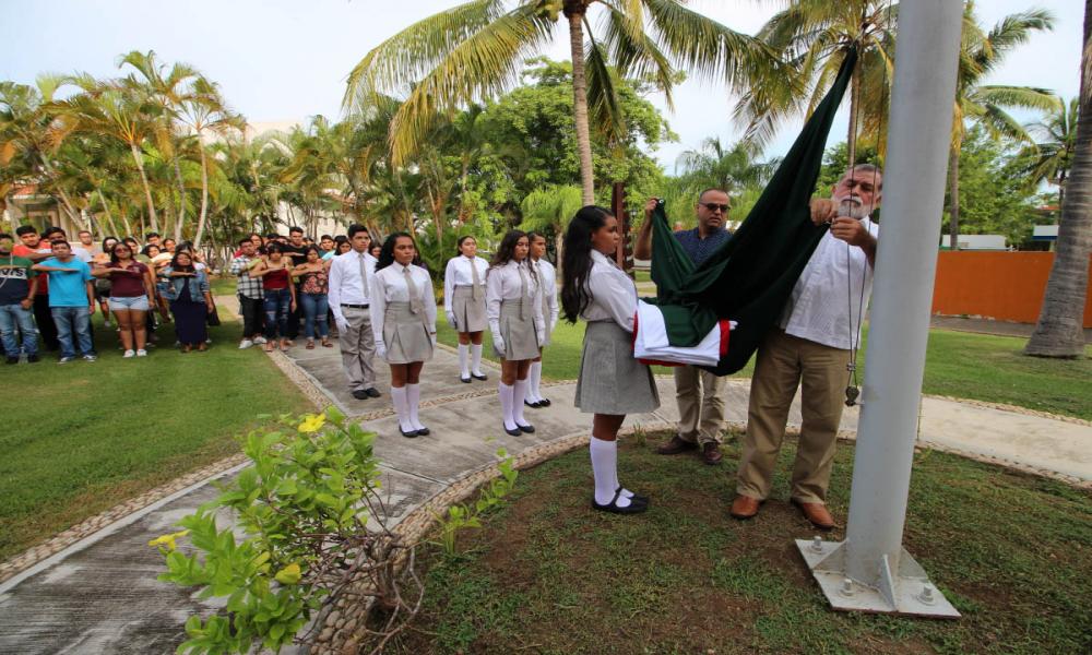 El CUCosta, realizó la Ceremonia Cívica de Izamiento de la Bandera Nacional