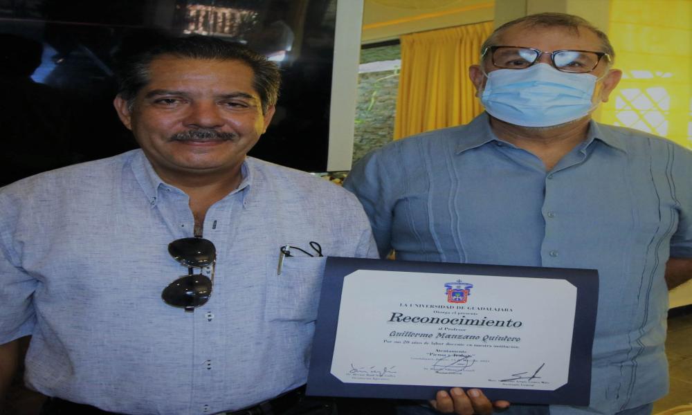 Distinguen a docentes por su labor diaria y trayectoria en el CUCosta