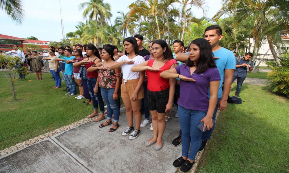 El CUCosta, realizó la Ceremonia Cívica de Izamiento de la Bandera Nacional