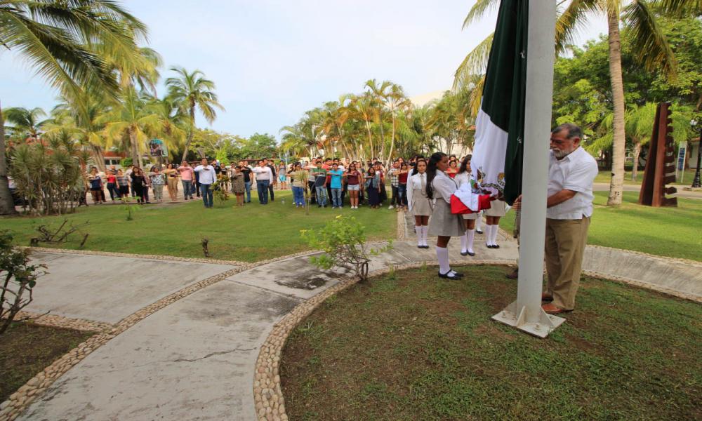 El CUCosta, realizó la Ceremonia Cívica de Izamiento de la Bandera Nacional