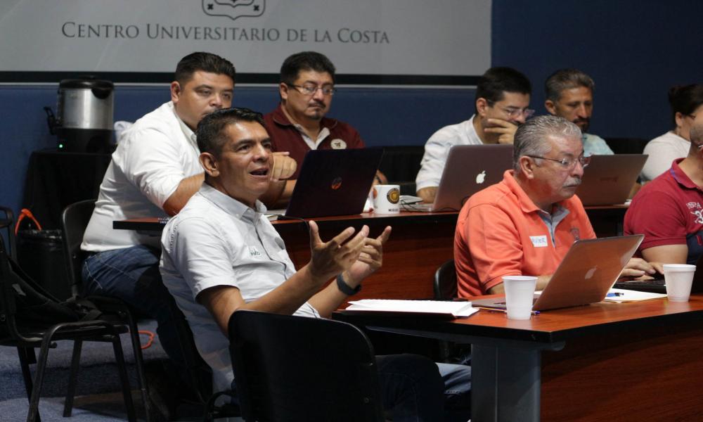 Formar y actualizar a los profesores para desarrollar las acciones y actividades necesarias en el CUCosta