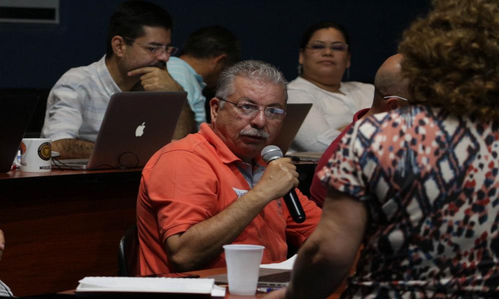 Formar y actualizar a los profesores para desarrollar las acciones y actividades necesarias en el CUCosta