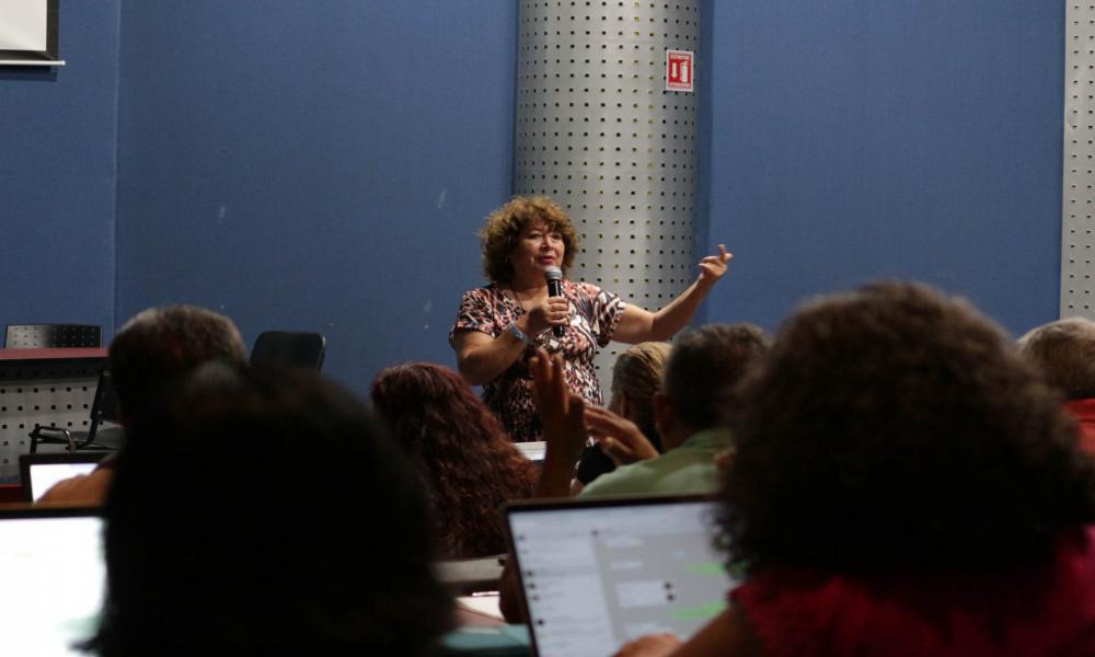 Formar y actualizar a los profesores para desarrollar las acciones y actividades necesarias en el CUCosta