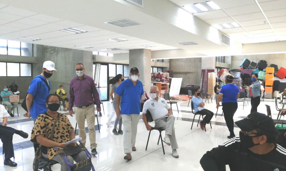 Brindan trato humano en vacunación contra COVID-19 en Módulo CUCosta
