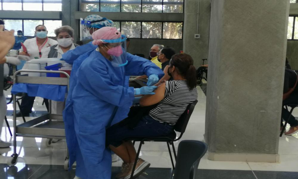 Aplican 1,338 vacunas vs COVID-19 en el CUCosta