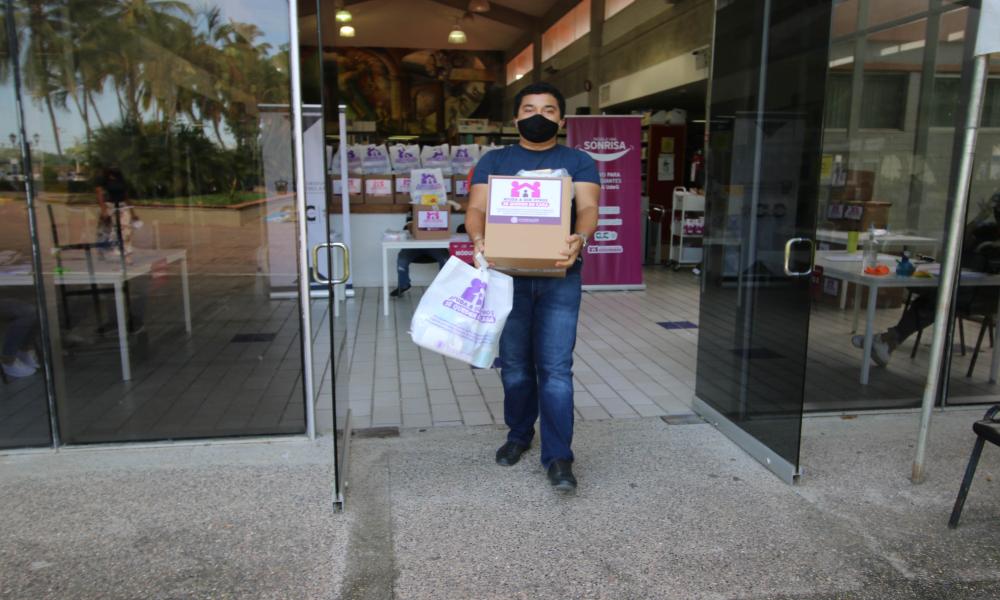Entrega CUCosta más de 1,000 despensas a estudiantes