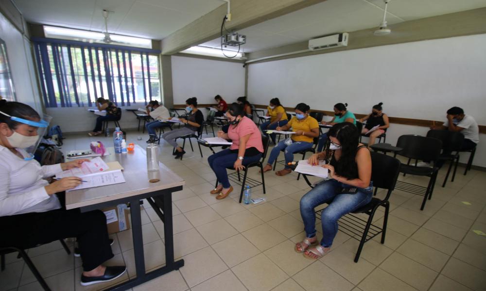 Realizan examen Ceneval 61 egresados de la UdeG