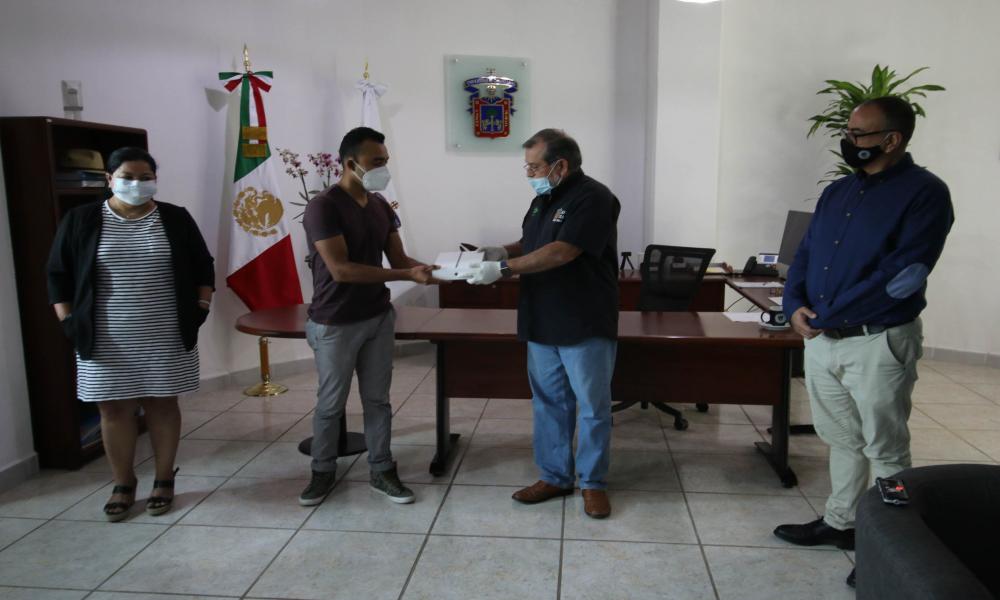 Entrega CUCosta equipos iPad a alumnos para que estudien en línea