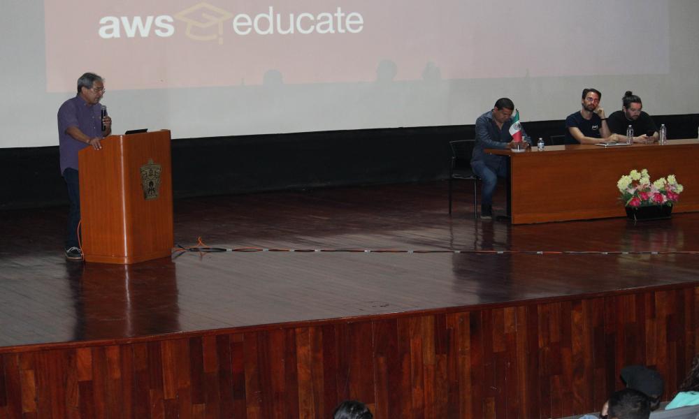En el CUCosta, cerca de 500 estudiantes asistieron a las magnas conferencias de Innovación Tecnológica de Amazon Web Serv