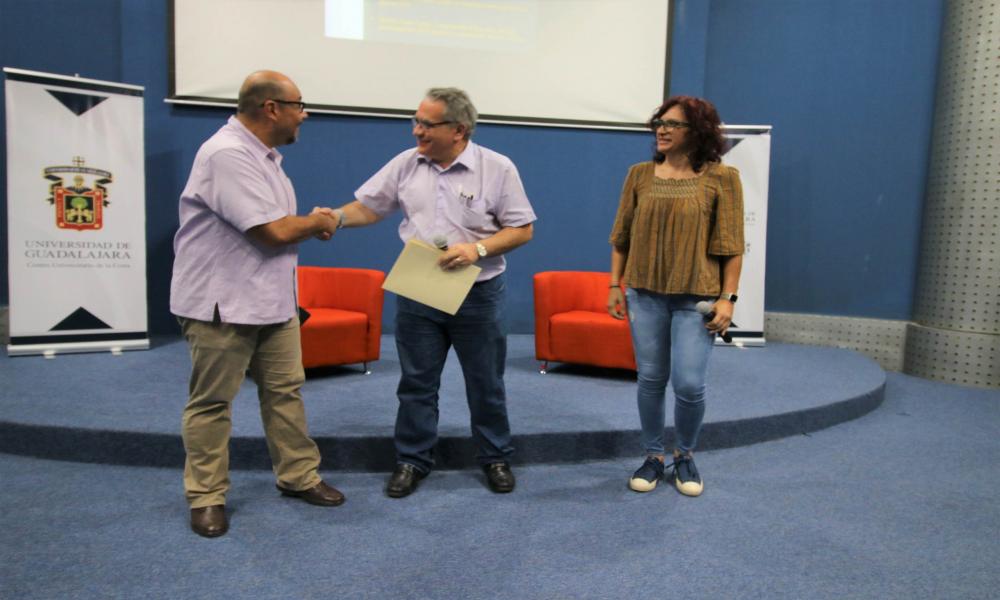 En el CUCosta el Doctor Gerardo Kloss Impartió La Conferencia “Los Diseñadores y la Lectura”