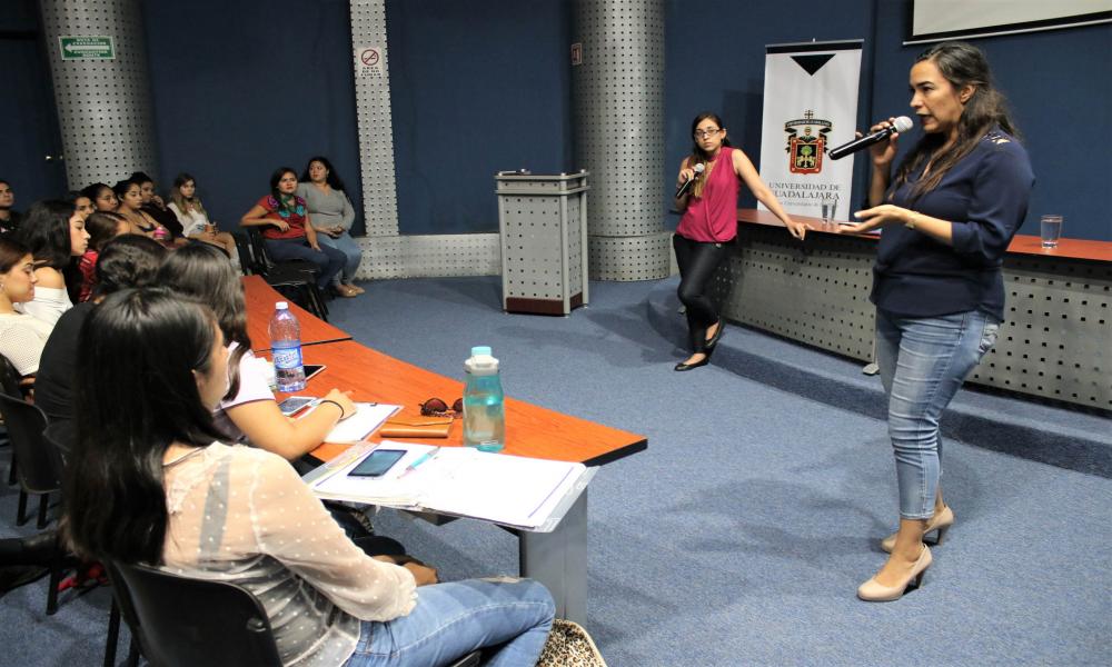 En el CUCosta imparten Conversatorio “Derechos Humanos de la Mujer en la Lactancia”