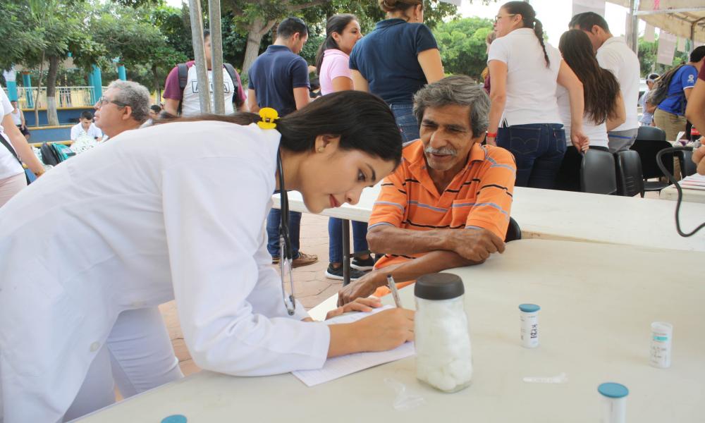 “Brigadas Universitarias” del CUCosta, Ahora benefició a Cientos de Familias de San Vicente