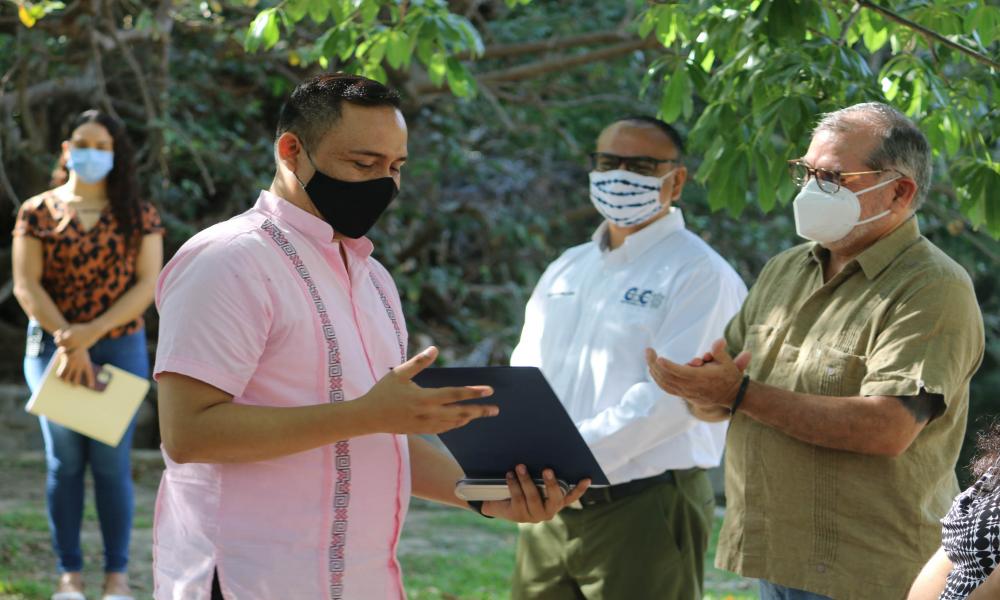 Entregan reconocimientos a egresados sobresalientes de CENEVAL