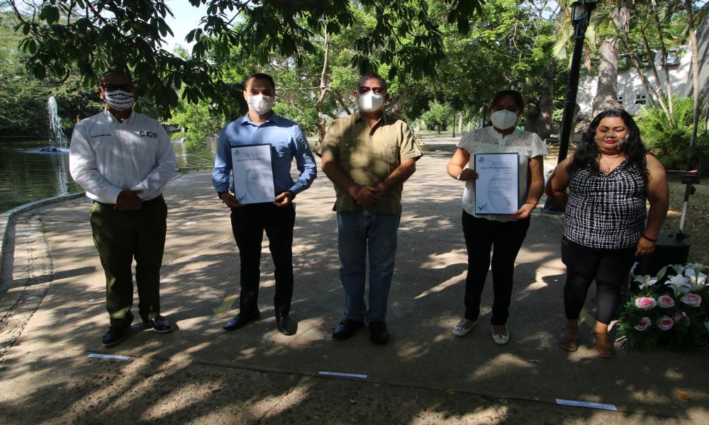 Entregan reconocimientos a egresados sobresalientes de CENEVAL