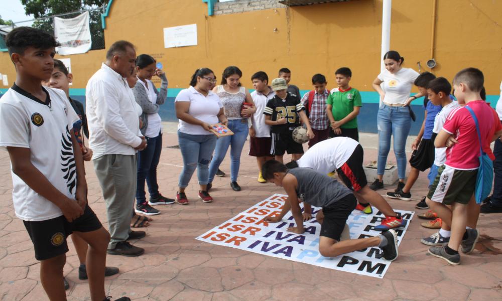 “Brigadas Universitarias” del CUCosta, Ahora benefició a Cientos de Familias de San Vicente