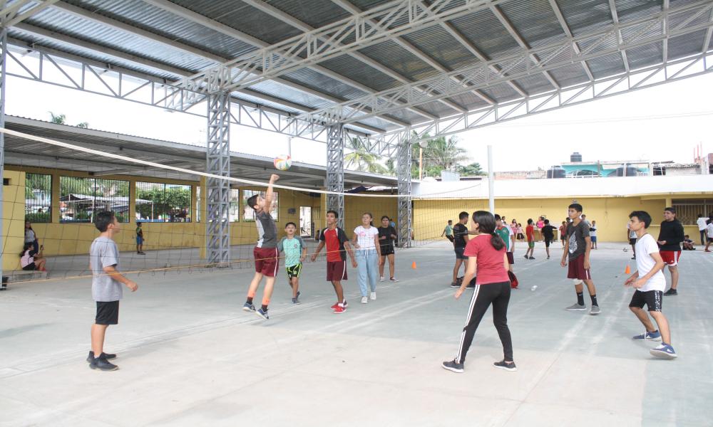 “Brigadas Universitarias” del CUCosta, Ahora benefició a Cientos de Familias de San Vicente