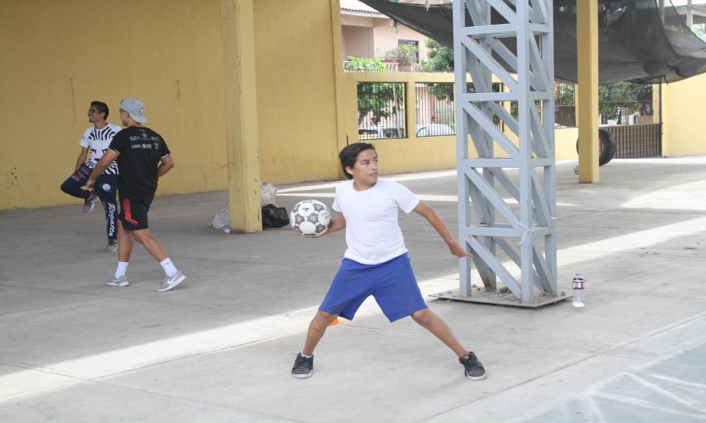 “Brigadas Universitarias” del CUCosta, Ahora benefició a Cientos de Familias de San Vicente