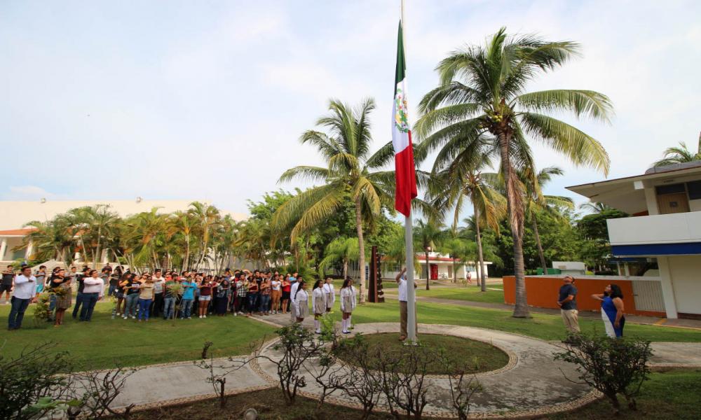 El CUCosta, realizó la Ceremonia Cívica de Izamiento de la Bandera Nacional