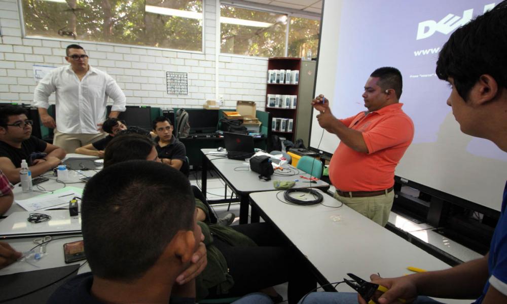 En el Marco de la Jornada de Ingenierías CUCosta, “Crecen Hackers en México” Ing. Roberto de Paz