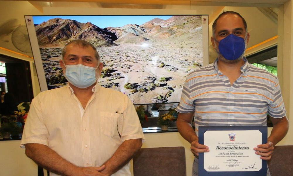 Reconocen a docentes por su trayectoria académica en CUCosta