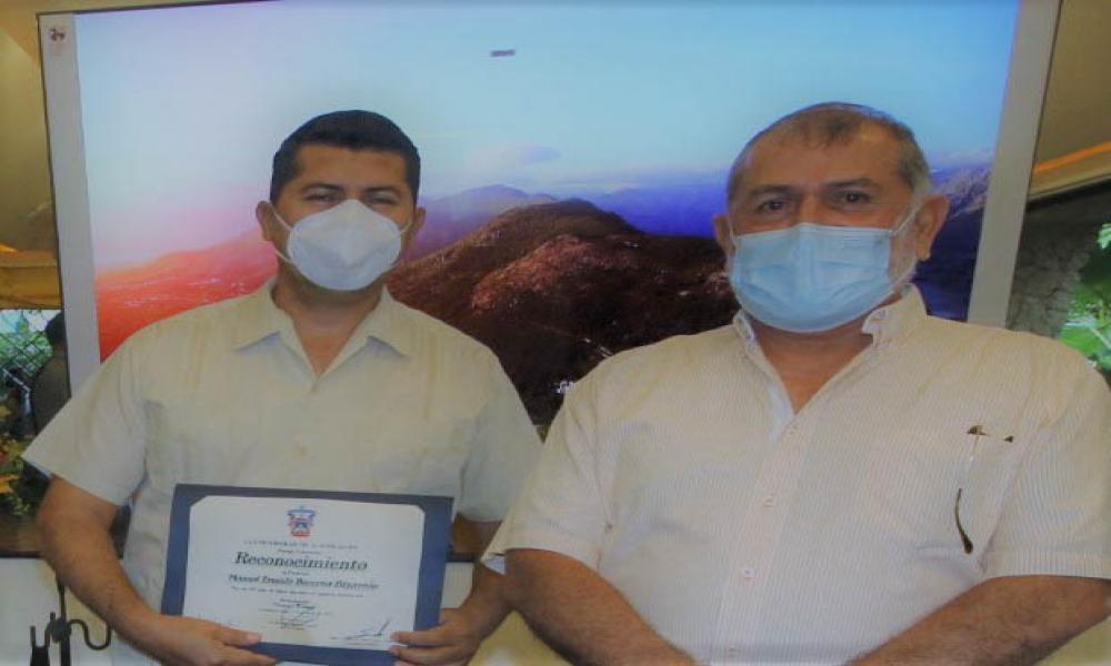 Reconocen a docentes por su trayectoria académica en CUCosta