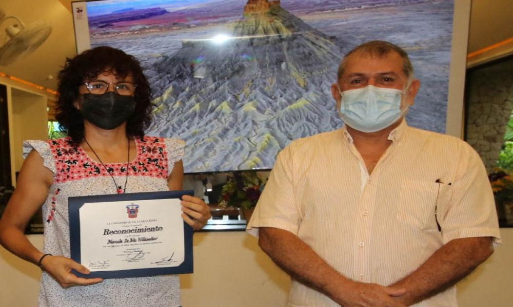 Reconocen a docentes por su trayectoria académica en CUCosta