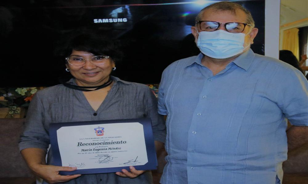 Distinguen a docentes por su labor diaria y trayectoria en el CUCosta