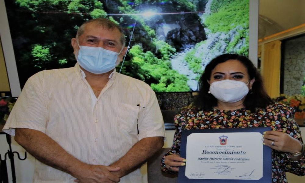 Reconocen a docentes por su trayectoria académica en CUCosta