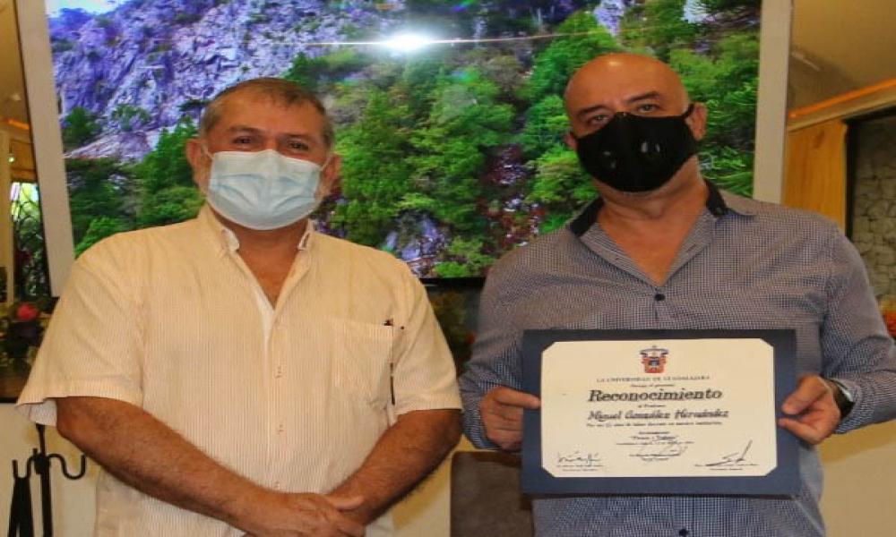 Reconocen a docentes por su trayectoria académica en CUCosta