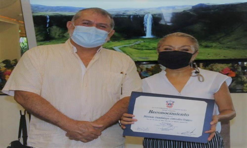 Reconocen a docentes por su trayectoria académica en CUCosta