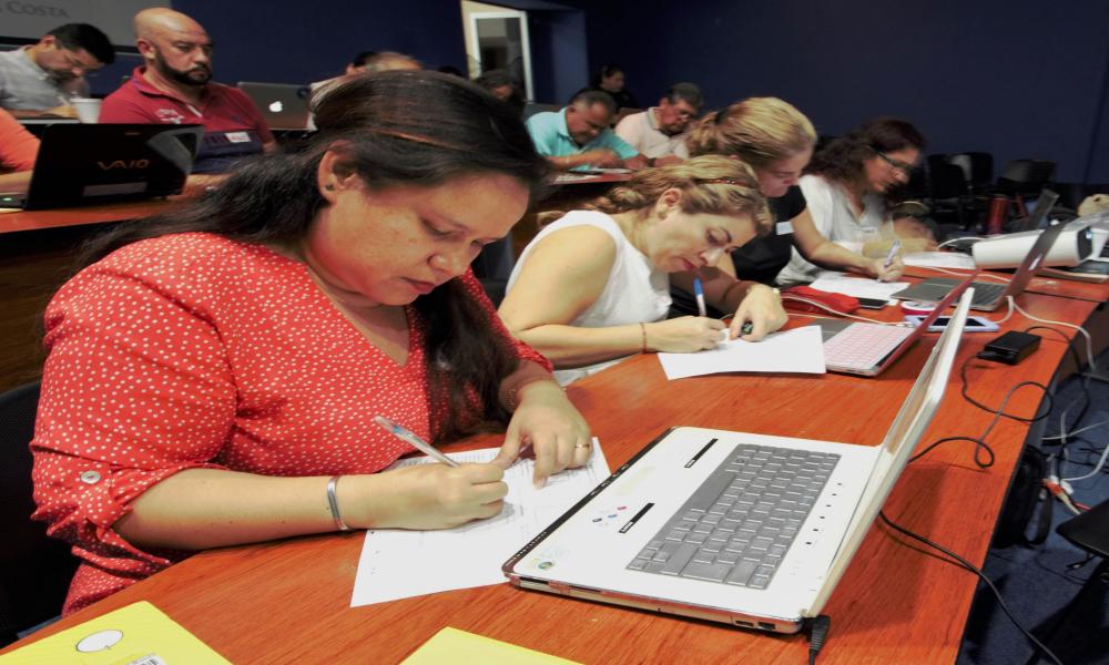 Formar y actualizar a los profesores para desarrollar las acciones y actividades necesarias en el CUCosta