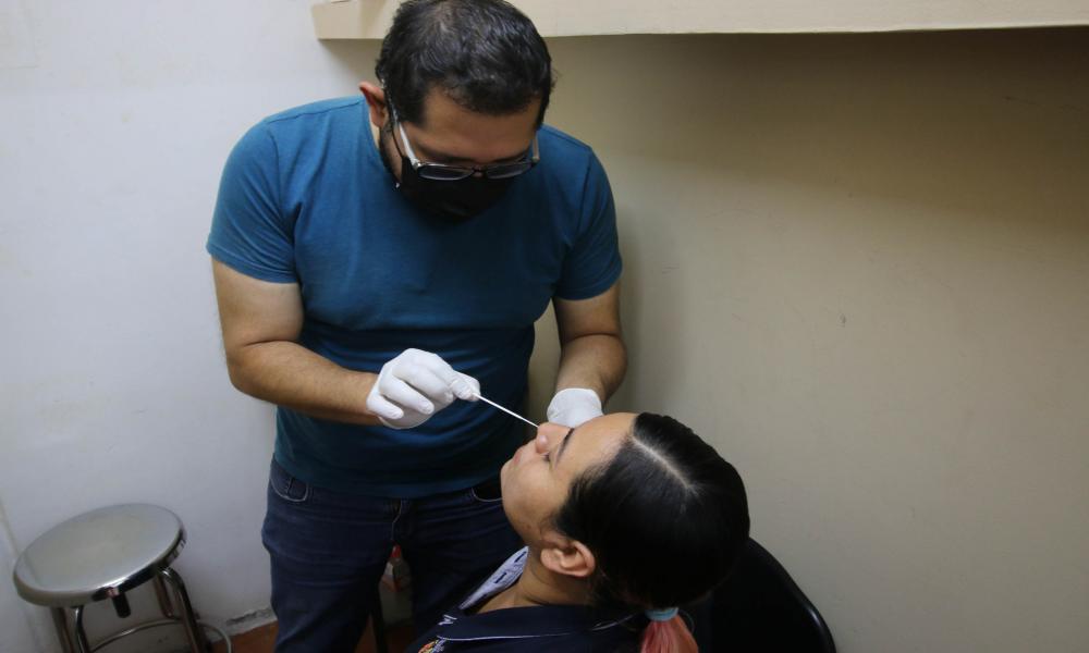 Se aplican aleatoriamente pruebas rápidas COVID19 a personal del CUCosta