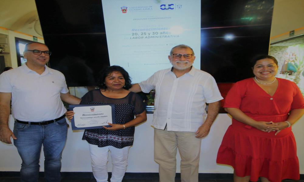 Celebran permanencia académica y laboral del personal administrativo y operativo