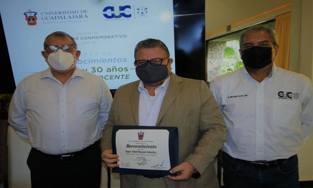 Ofrecen merecido reconocimiento a profesores de la División de Ingenierías