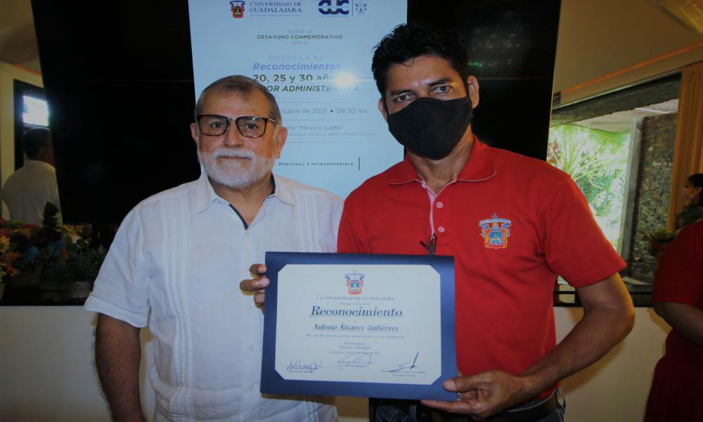 Celebran permanencia académica y laboral del personal administrativo y operativo