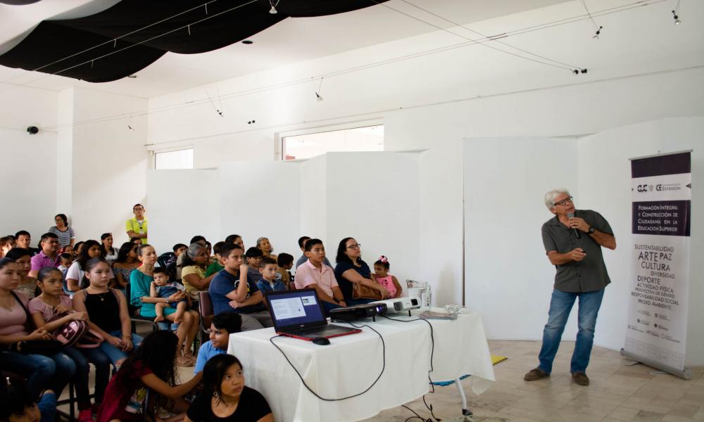 “Los Océanos están Amenazados por el Impacto de la Actividad Humana” Doctor Amílcar Cupul Magaña